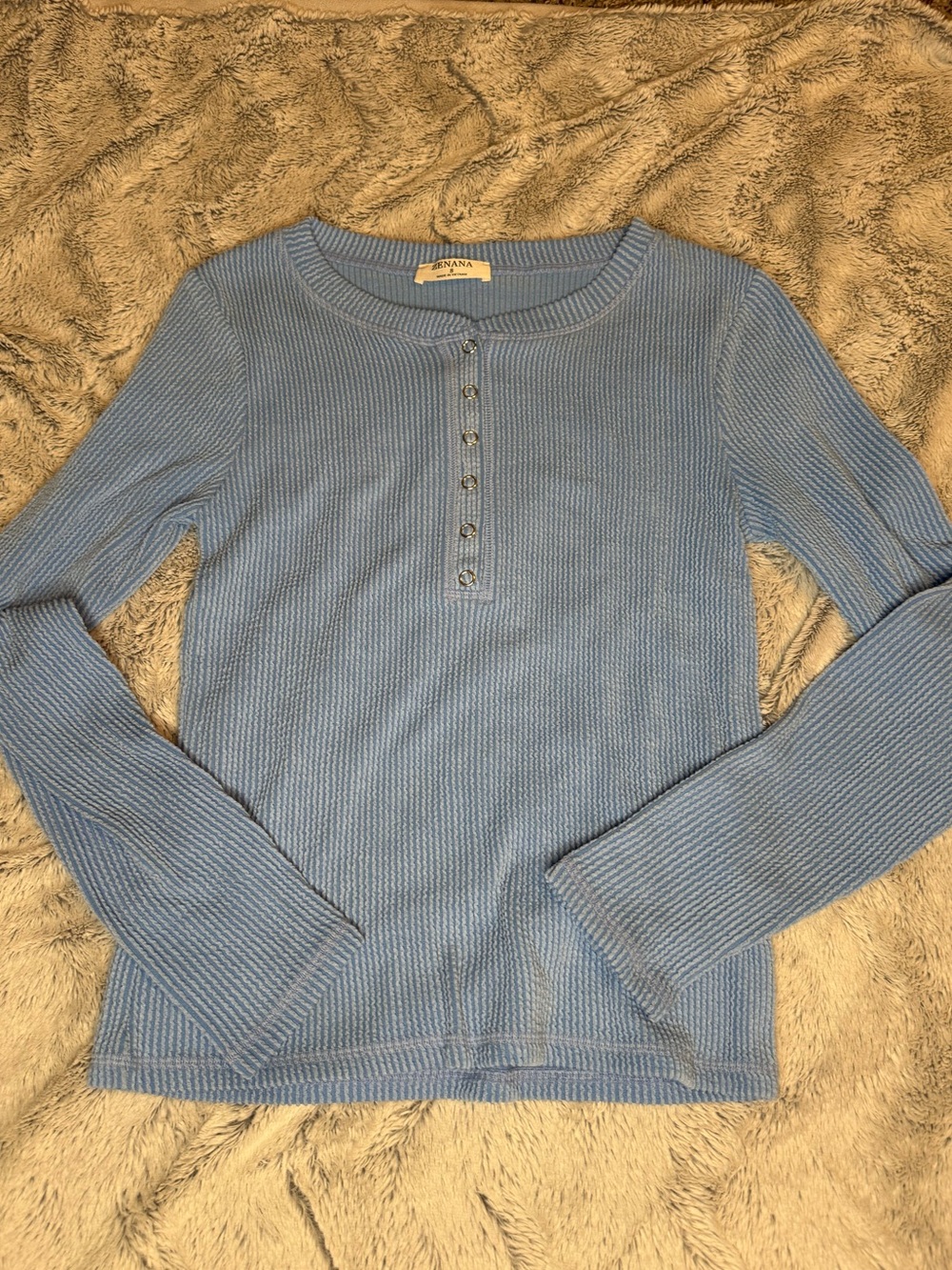 Light blue ribbed waffle knit long-sleeve henley top small